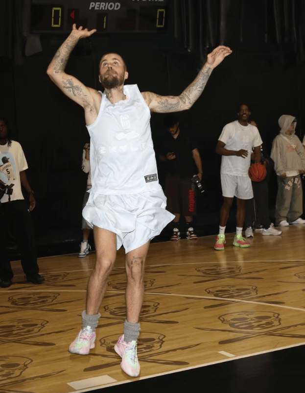 小时比伯就已经坐不住了……开元ky棋牌赛琳娜刚结婚几(图7)