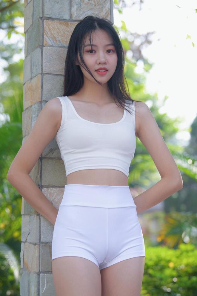 搭配短裤干净利落清凉又时髦!开元棋牌app白色吊带背心(图2) 搭配短裤干净利落清凉又时髦!开元棋牌app白色吊带背心(图2)