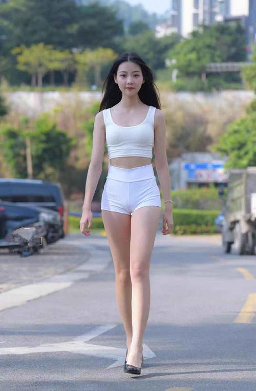 搭配短裤干净利落清凉又时髦！开元棋牌app白色吊带背心