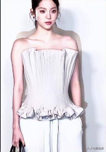 的巩俐让所有人见识了她的江湖地位开元棋牌这一夜全程冷脸、穿蓬蓬裙(图2)