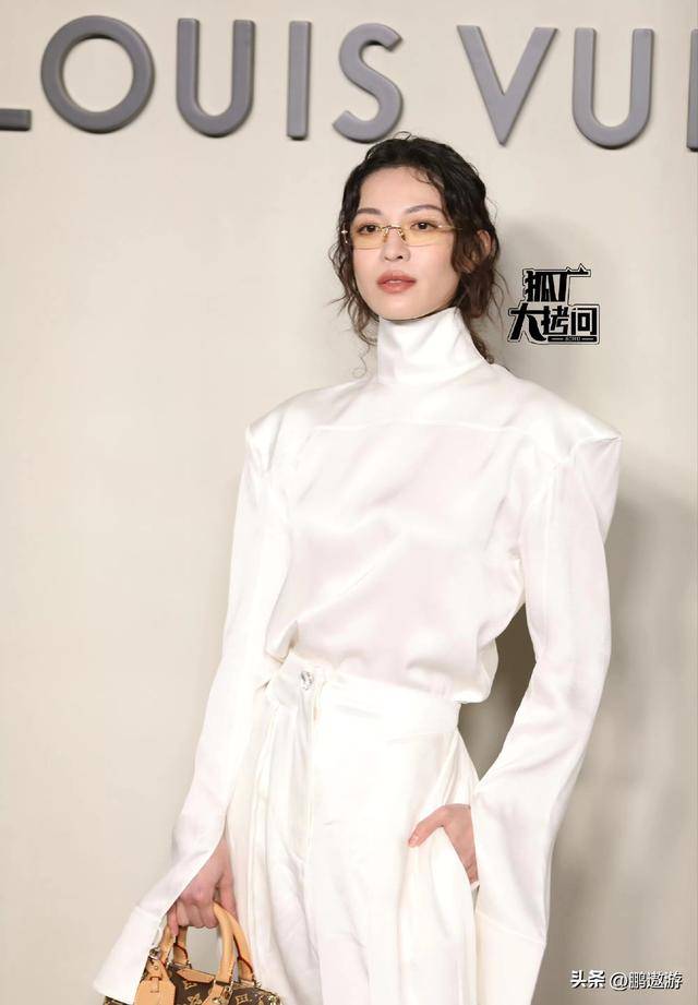 的巩俐让所有人见识了她的江湖地位开元棋牌这一夜全程冷脸、穿蓬蓬裙(图3)