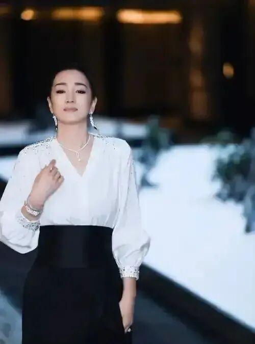 位手握双奢代言这才是顶流天花板开元棋牌巩俐：墨绿丝绒裙稳站C(图5)