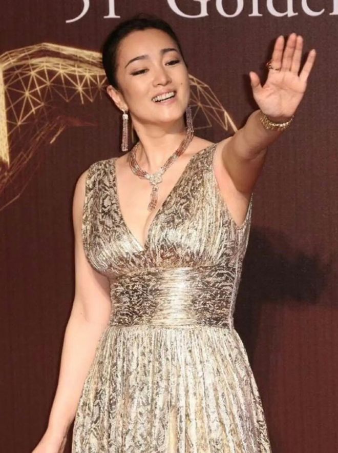 位手握双奢代言这才是顶流天花板开元棋牌巩俐：墨绿丝绒裙稳站C