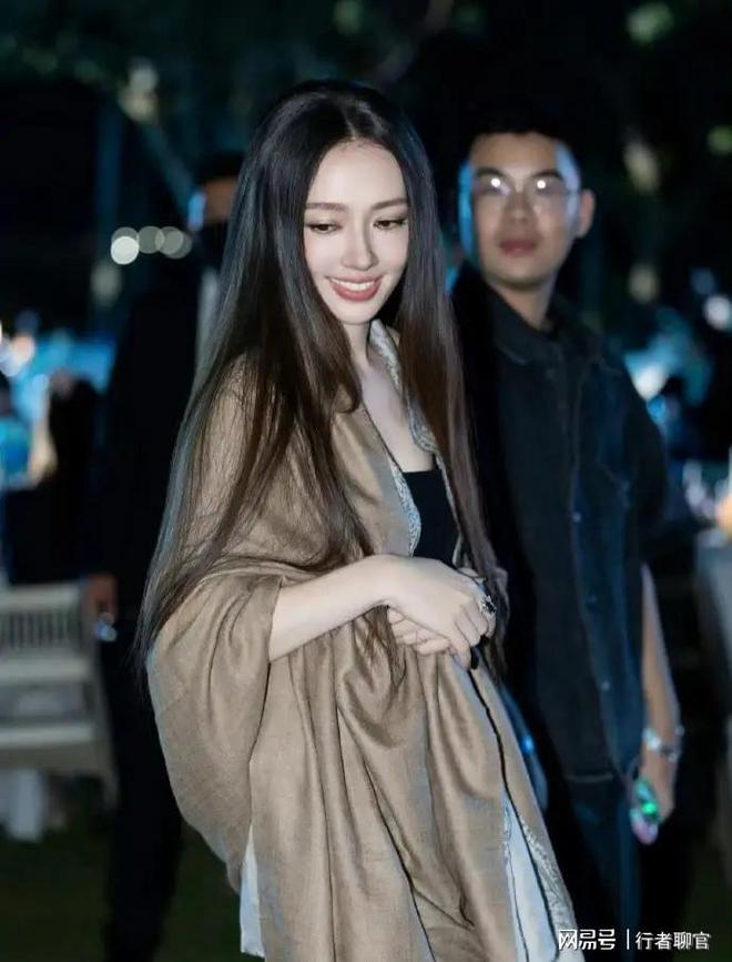 钱向佐带娃有时异地但豪门日子藏不住了开元棋牌试玩郭碧婷手撕谣言：婆婆给(图6)