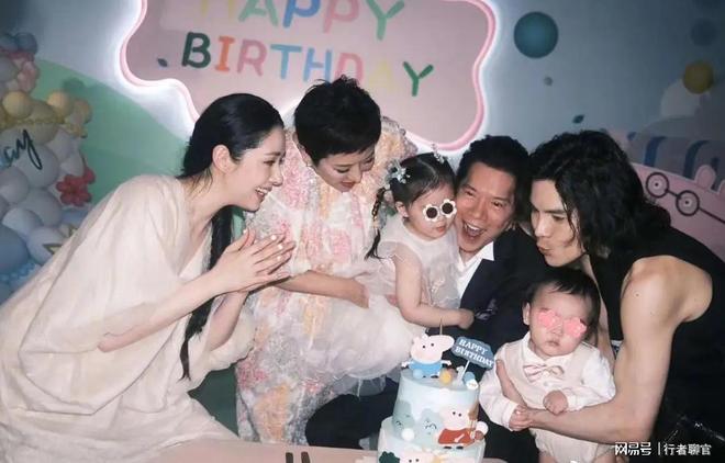 钱向佐带娃有时异地但豪门日子藏不住了开元棋牌试玩郭碧婷手撕谣言：婆婆给(图12)