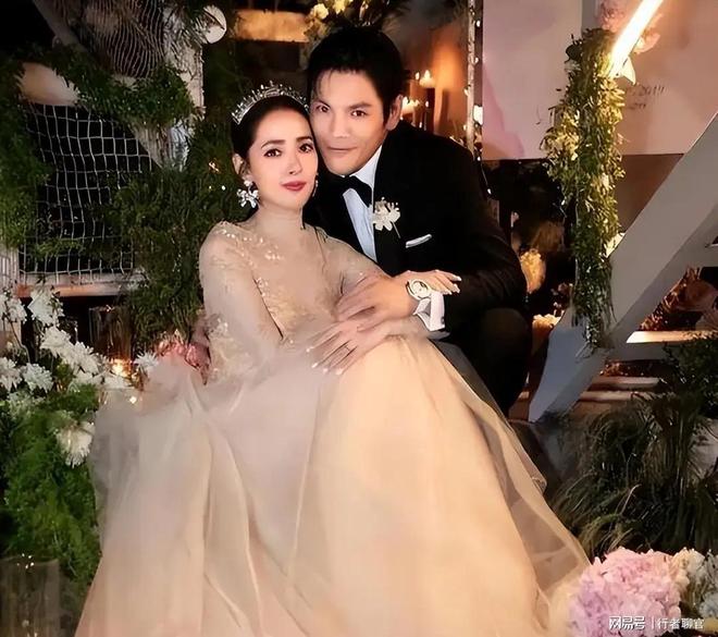 钱向佐带娃有时异地但豪门日子藏不住了开元棋牌试玩郭碧婷手撕谣言：婆婆给(图7)